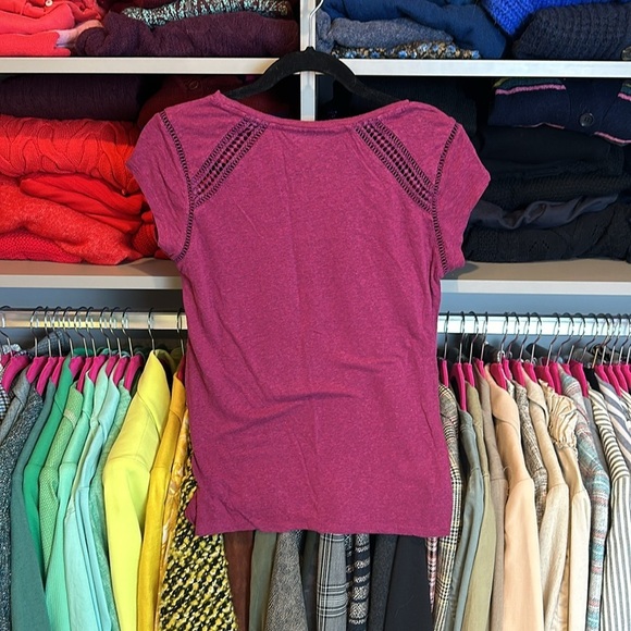 Loft magenta cap sleeve scoop neck embroidered top size XS - Picture 3 of 3